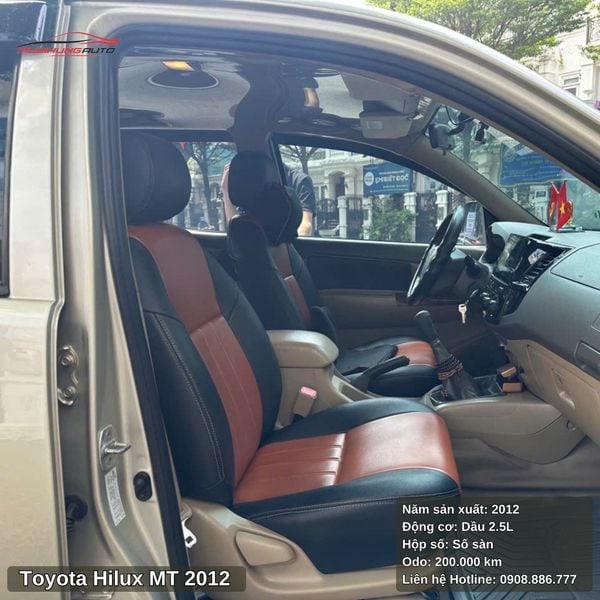 Toyota Hilux MT - 2012