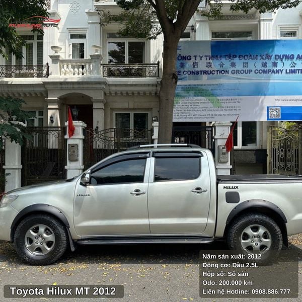 Toyota Hilux MT - 2012