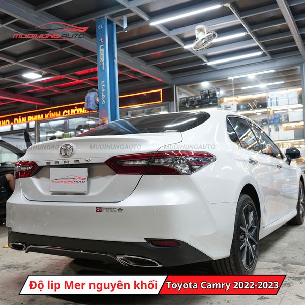 Độ Lip Pô Mercedes Nguyên Khối Cho Toyota Camry 2022-2023