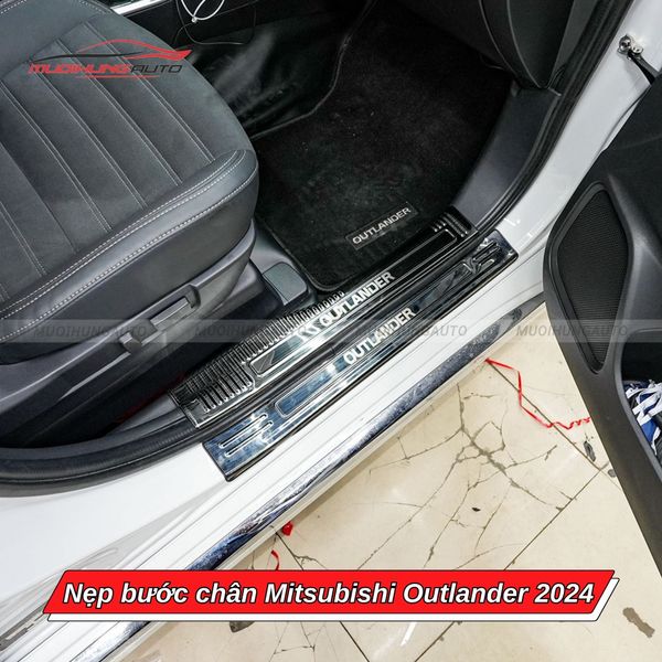 Nẹp Bước Chân Mitsubishi Outlander 2024