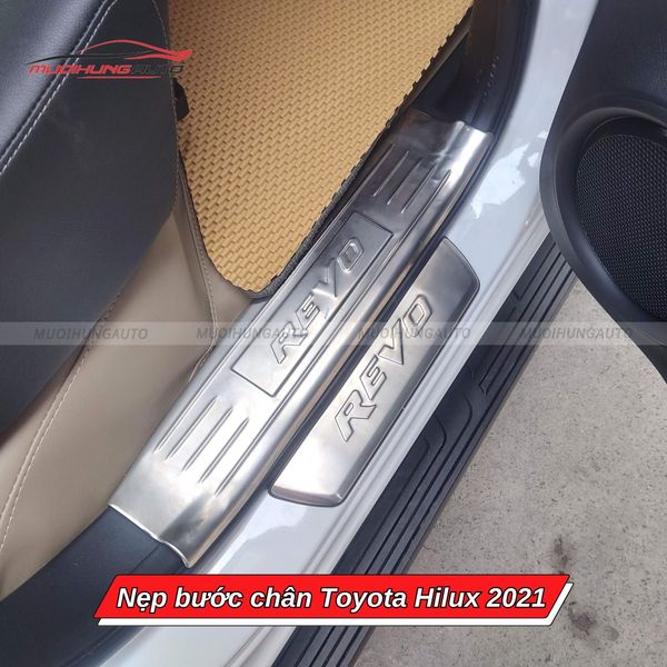 Nẹp Bước Chân Toyota Hilux 2021