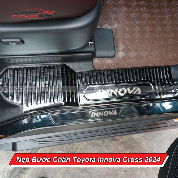 Nẹp Bước Chân Toyota Innova Cross 2024