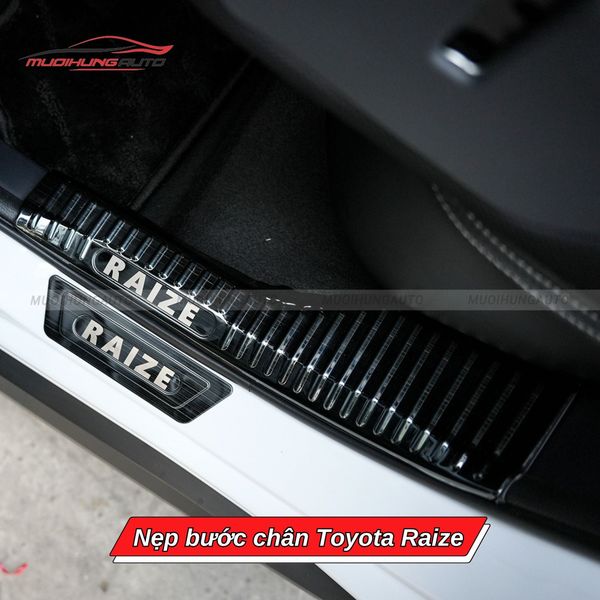 Nẹp Bước Chân Toyota Raize