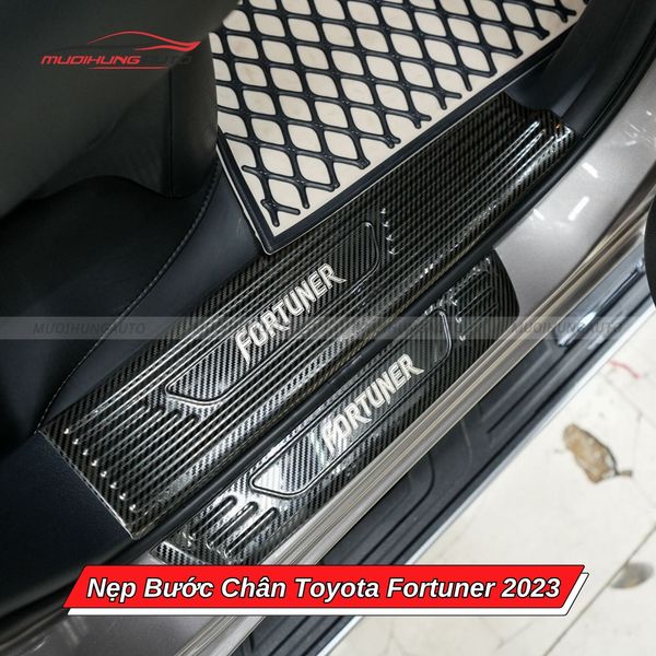 Nẹp Bước Chân Toyota Fortuner 2023