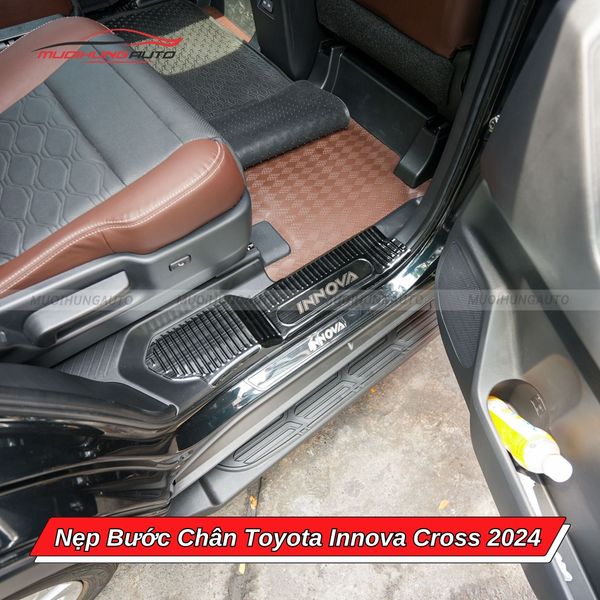 Nẹp Bước Chân Toyota Innova Cross 2024