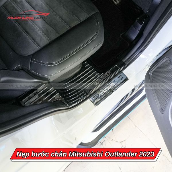 Nẹp Bước Chân Mitsubishi Outlander 2023