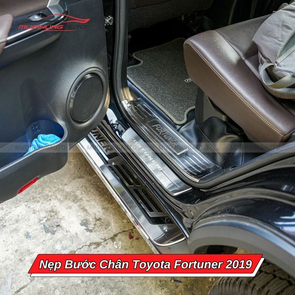 Nẹp Bước Chân Toyota Fortuner 2019