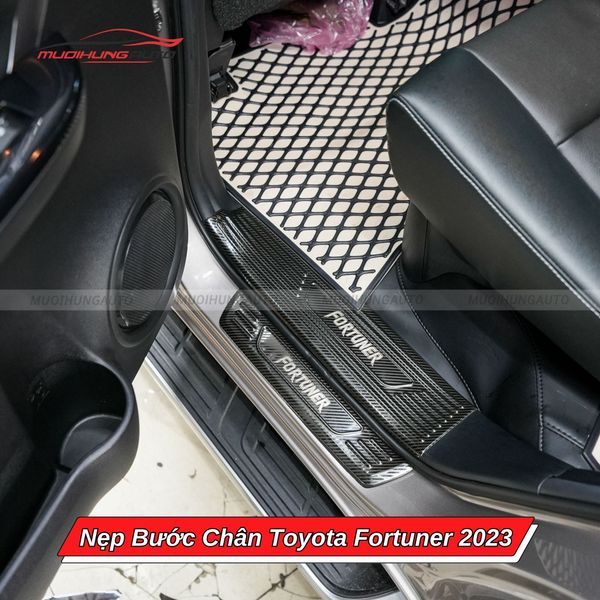 Nẹp Bước Chân Toyota Fortuner 2023