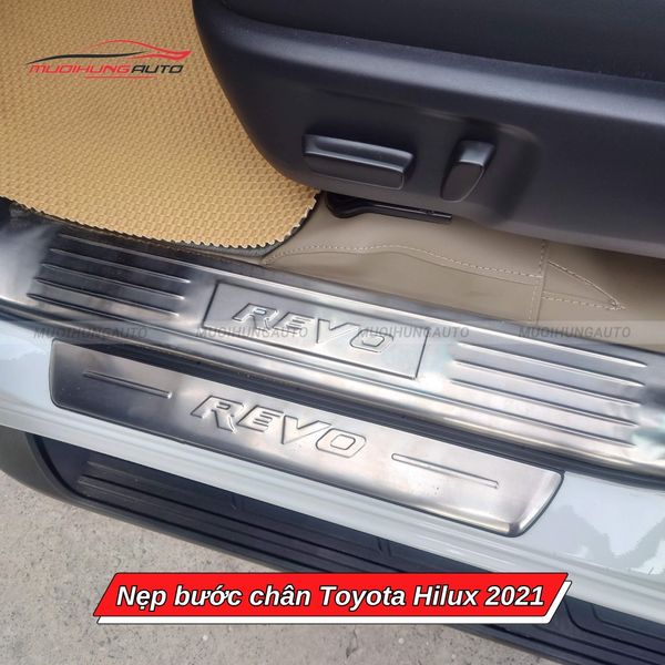 Nẹp Bước Chân Toyota Hilux 2021