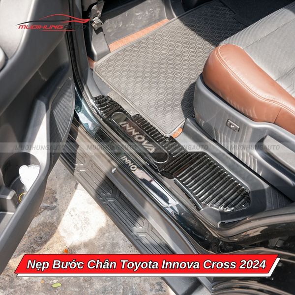 Nẹp Bước Chân Toyota Innova Cross 2024