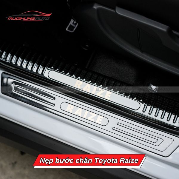 Nẹp Bước Chân Toyota Raize