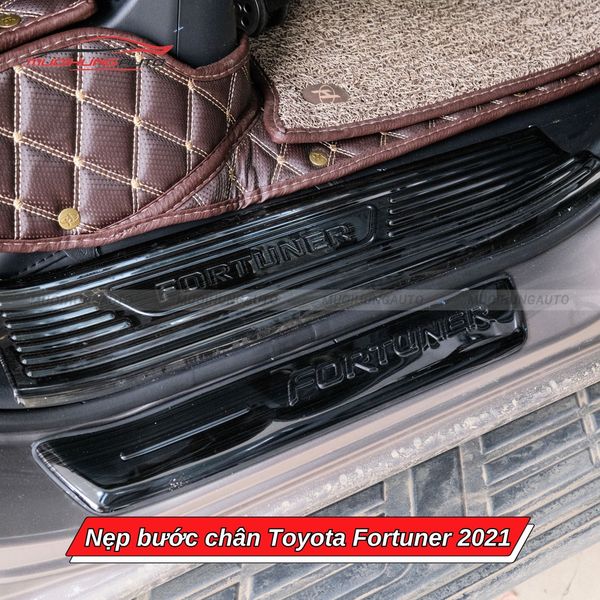 Nẹp Bước Chân Toyota Fortuner 2021