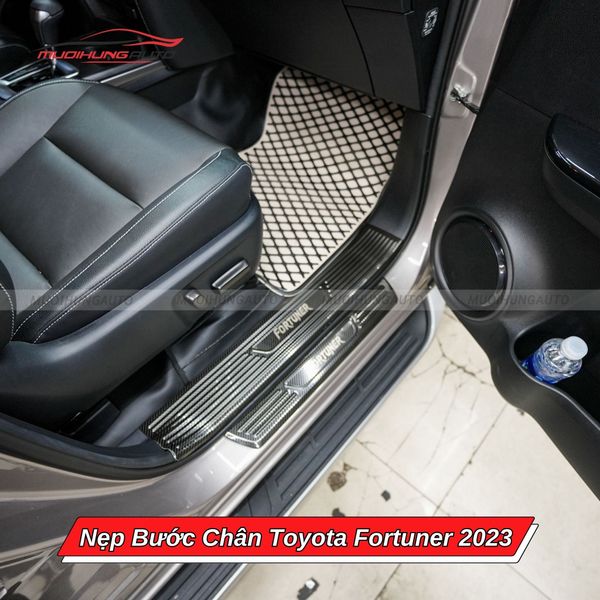 Nẹp Bước Chân Toyota Fortuner 2023