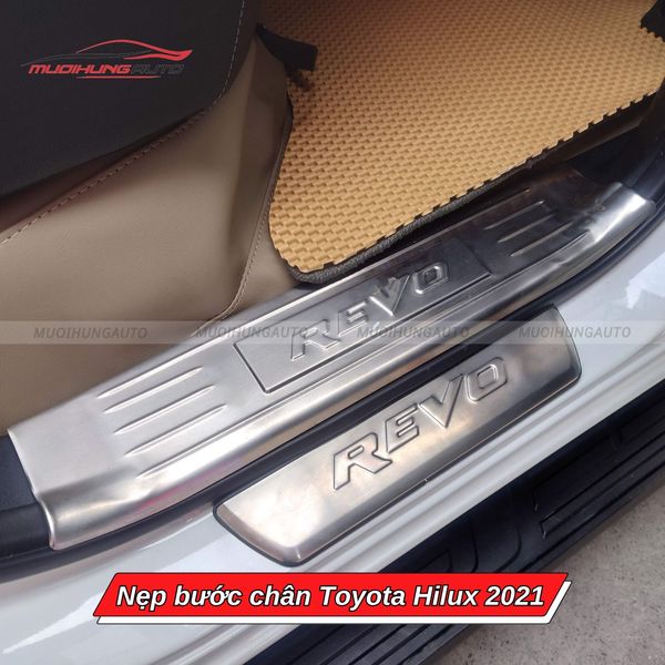 Nẹp Bước Chân Toyota Hilux 2021