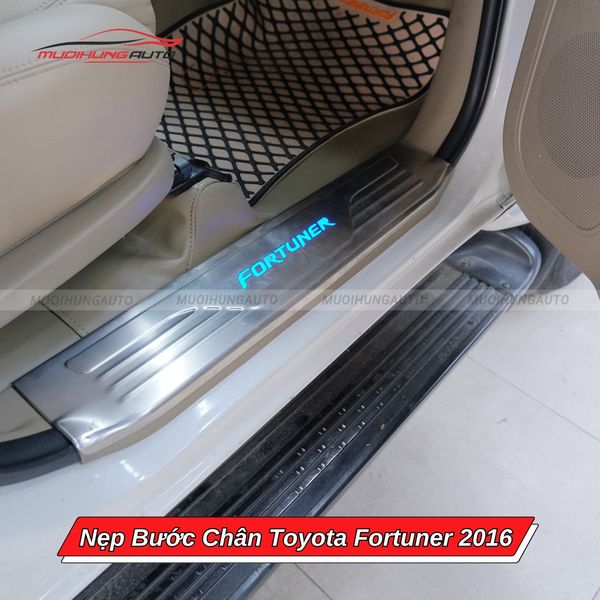 Nẹp Bước Chân Toyota Fortuner 2016