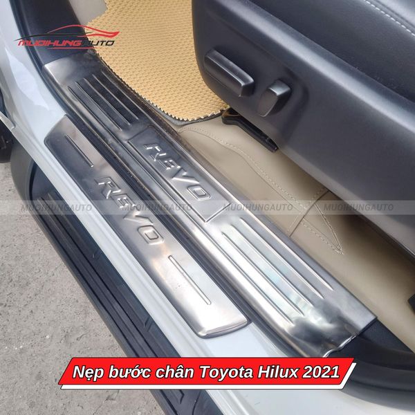 Nẹp Bước Chân Toyota Hilux 2021