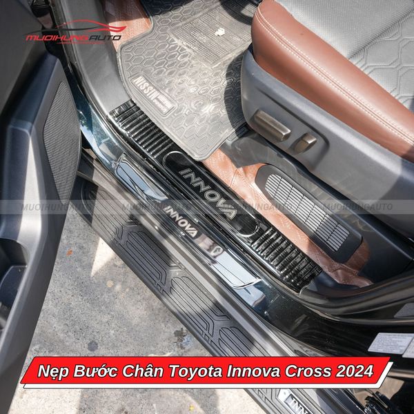 Nẹp Bước Chân Toyota Innova Cross 2024