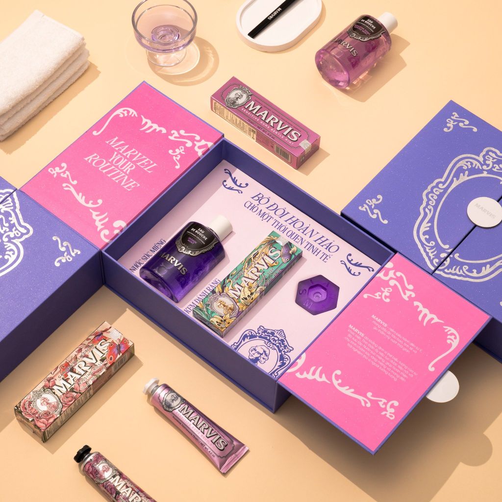  DEAL 4: PERFECT COUPLE BOX SET KEM ĐÁNH RĂNG 75/85ML & NƯỚC SÚC MIỆNG 400ML PHA SẴN MARVIS - PHIÊN BẢN GIỚI HẠN TẶNG KÈM ĐẾ DỰNG KĐR 