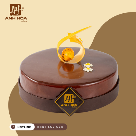 DARK CHOCOLATE CREAM CAKE 2