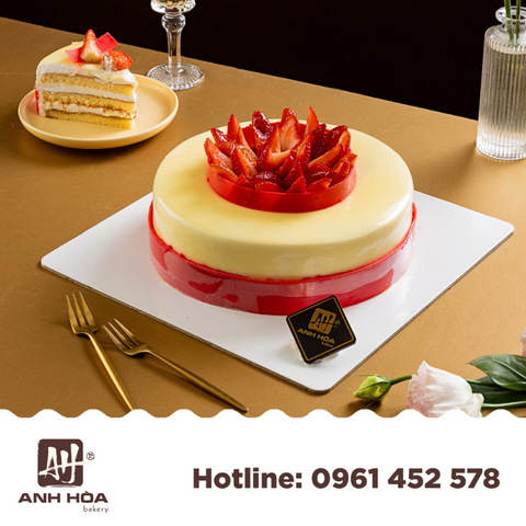 STRAWBERRY WHITE CHOCOLATE CAKE