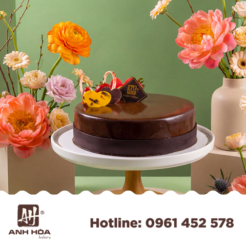 DARK CHOCOLATE CREAM CAKE 3