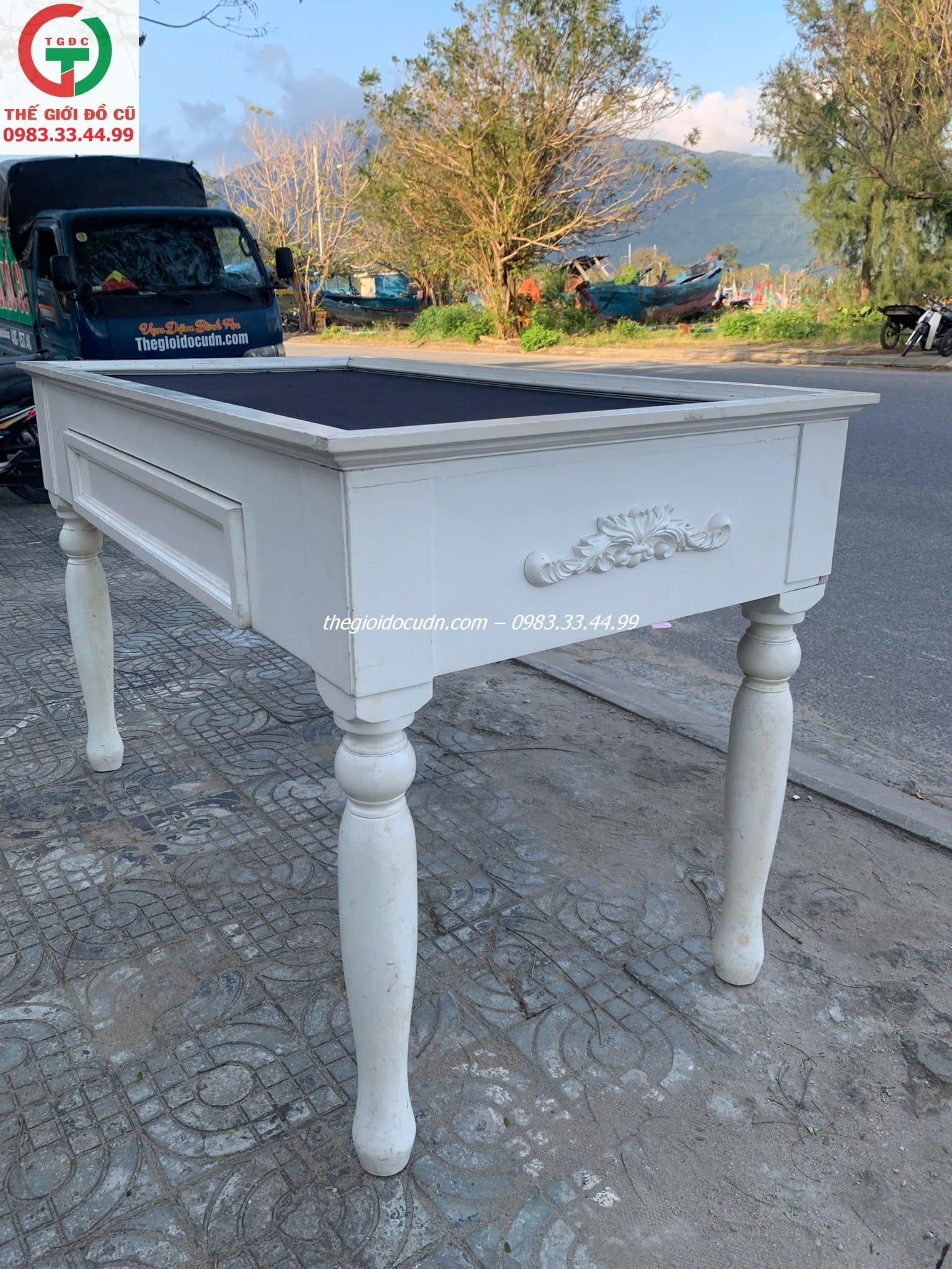 Bàn gỗ trưng bày thanh lý