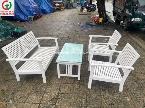 Bàn ghế gỗ màu trắng