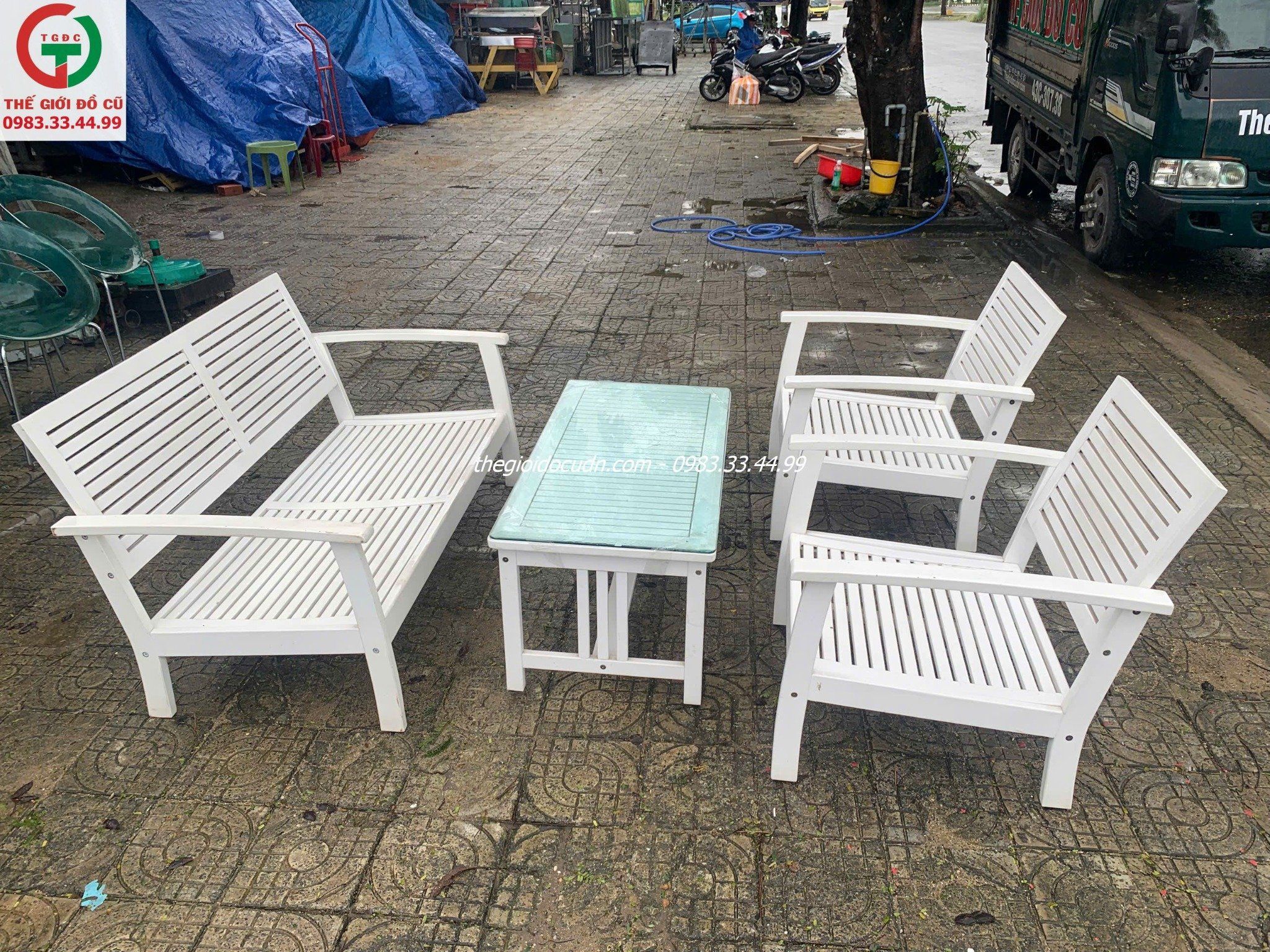Bàn ghế gỗ màu trắng