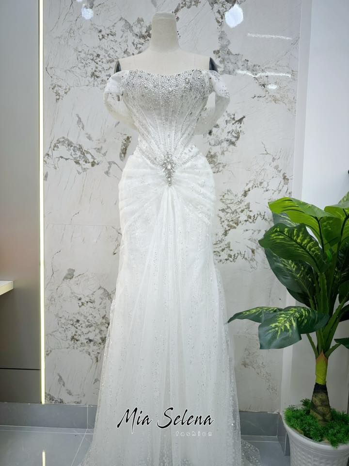 Dạ hội trắng đính đã trễ vai