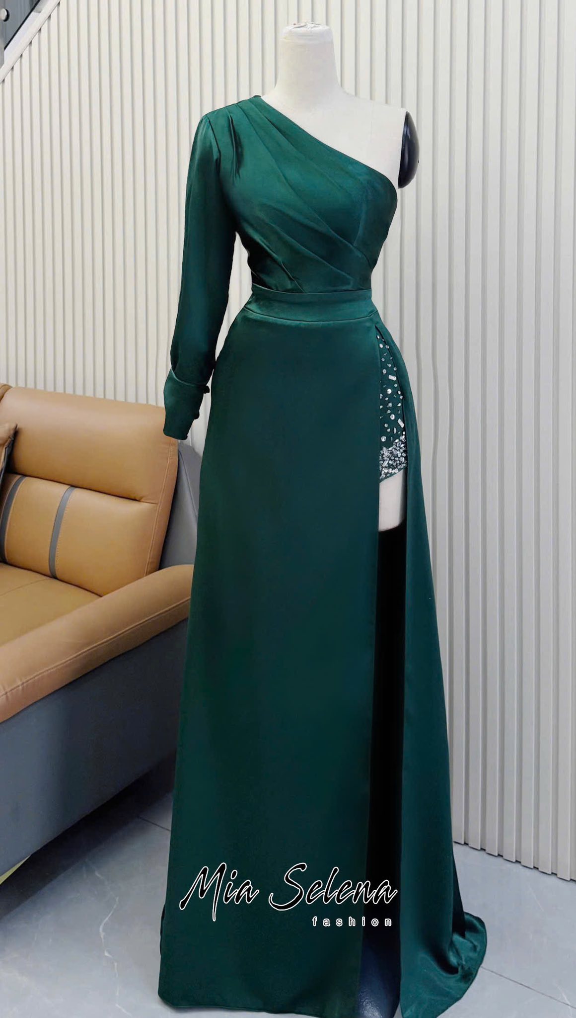 Dạ hội xanh xẻ tà đính đá đùi