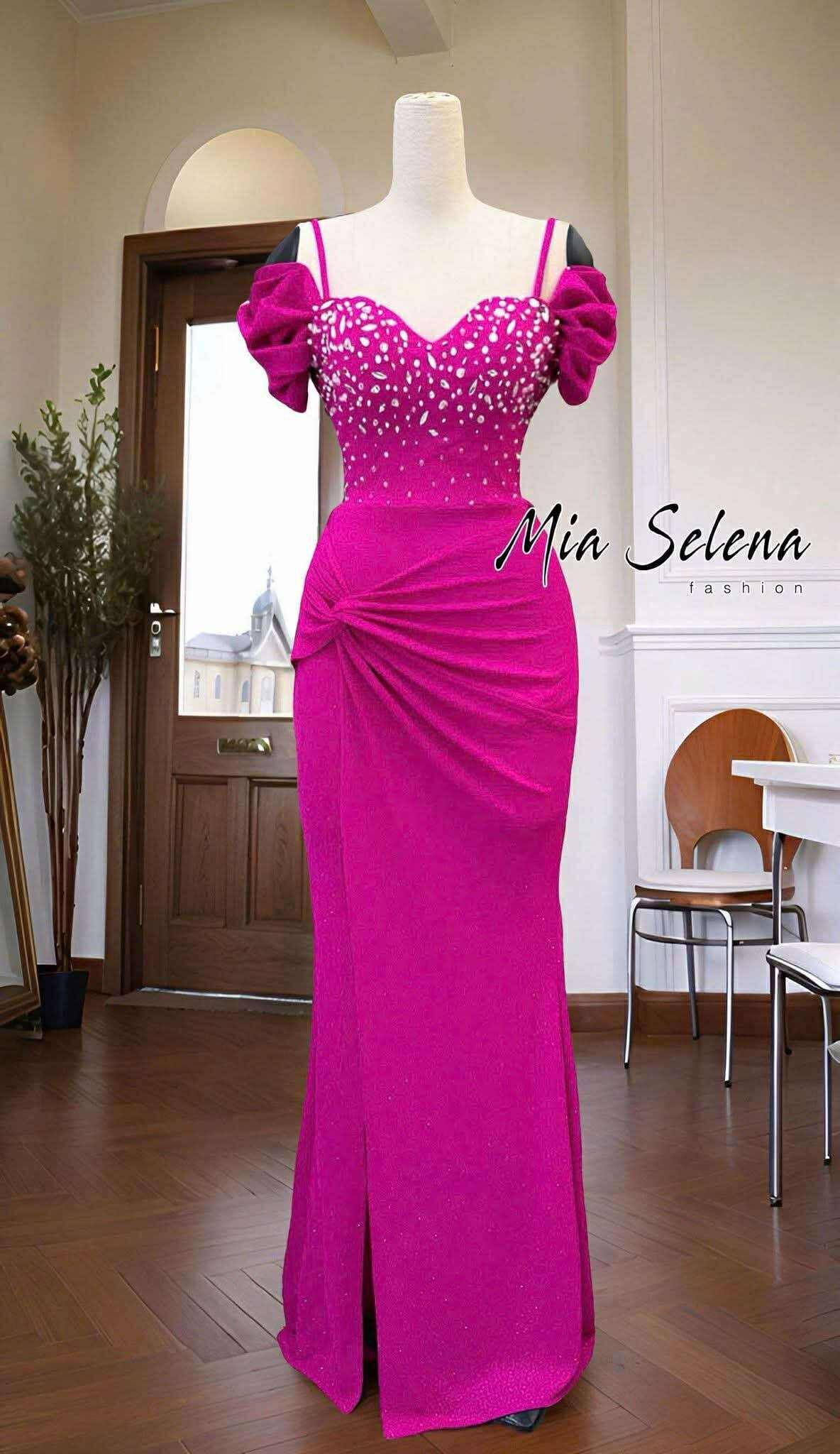 Đầm hồng thiết kế đính đá