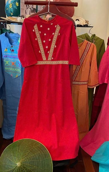  AD Linen bột - Đỏ - Thổ cẩm & thêu hoa 