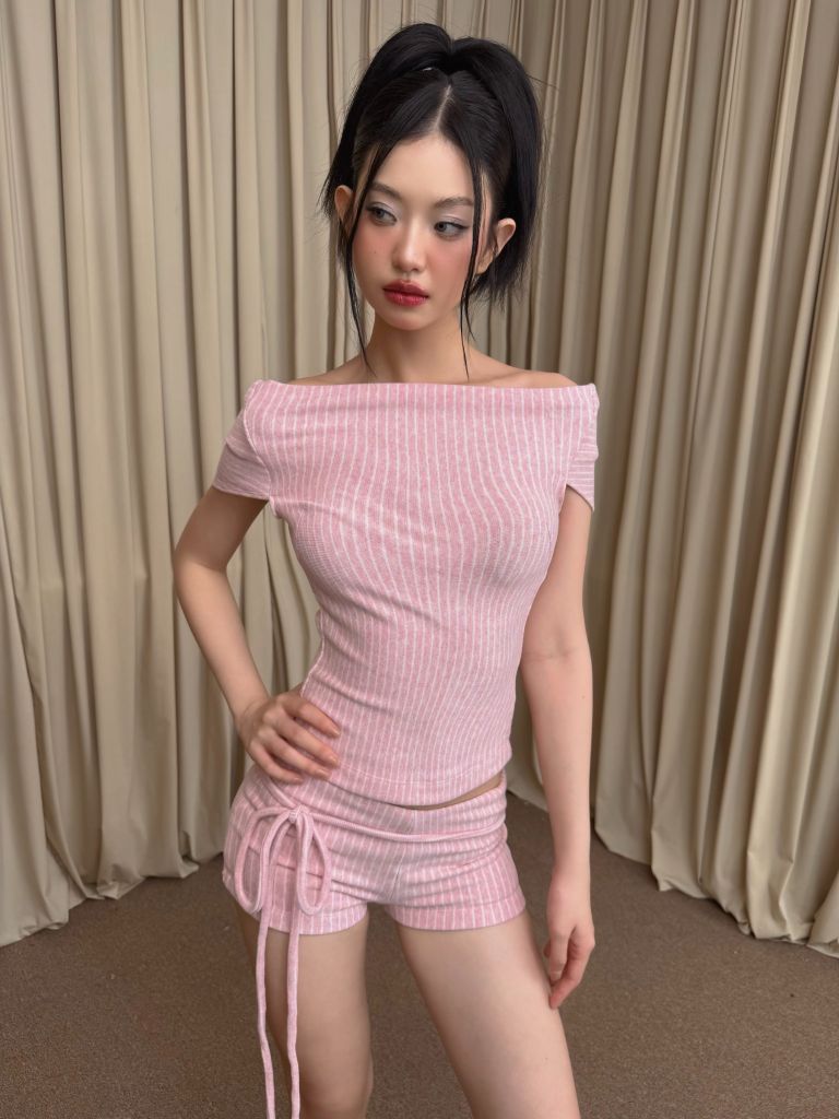  TSUN Peony Top - Áo Thun Nữ Sọc Hồng Hở Lưng 