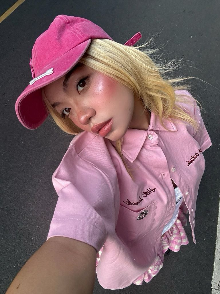  TSUN Sơ Mi Kaki Hồng Thêu Phối Logo Kim Loại - TSUNdere Shirt Pink 