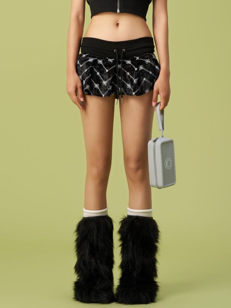  TSUN Raven Skirt - Quần Váy Nhung Thêu Họa Tiết Nổi 