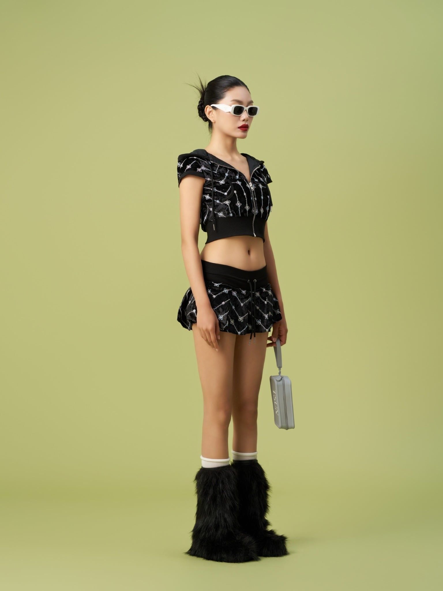  TSUN Raven Top - Áo Nhung Thêu Họa Tiết Nổi 