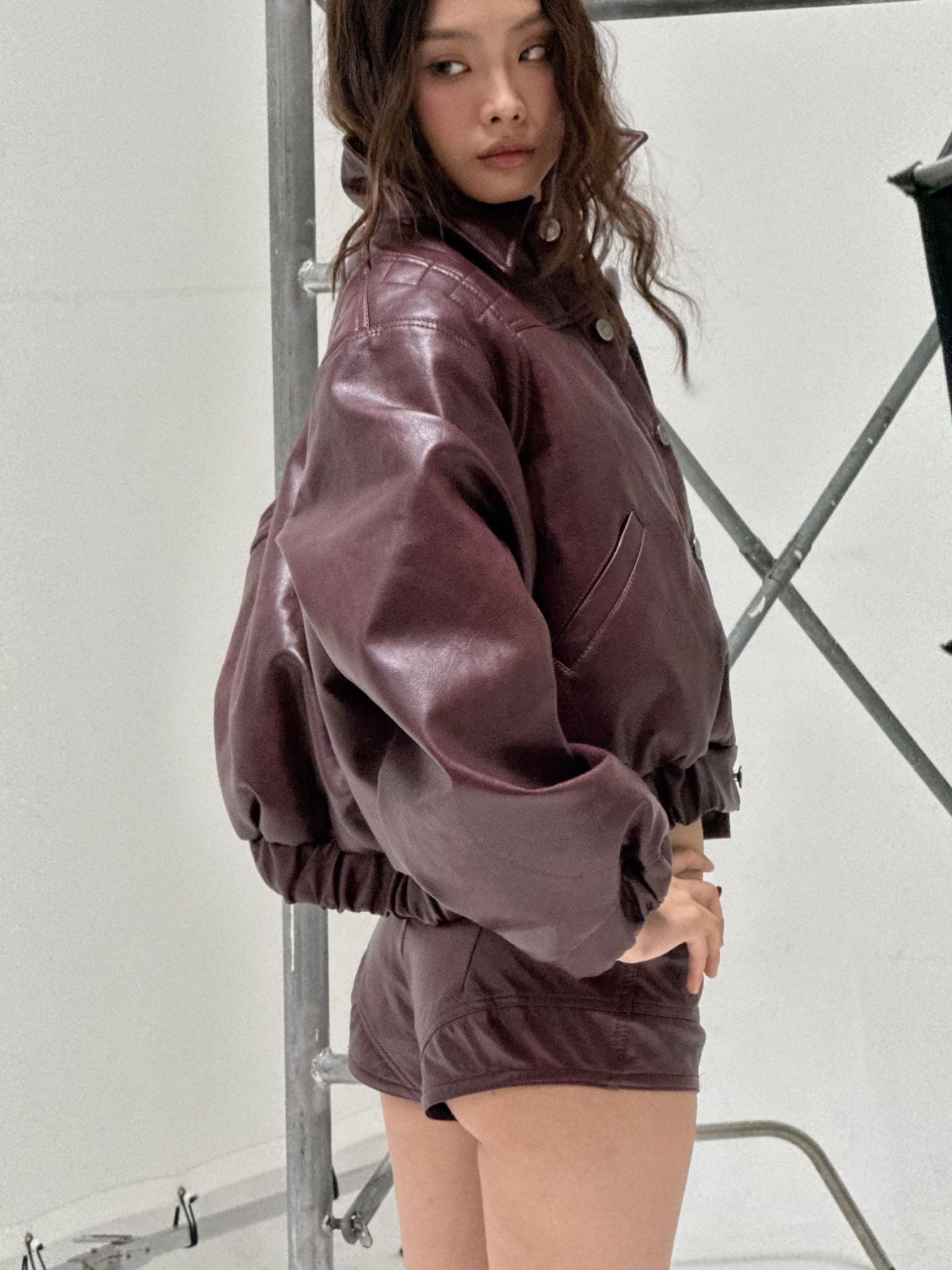  TSUN Lexon Leather Effect Short Wine Red - Quần Đùi Hiệu Ứng Da Lexon Đỏ Rượu 