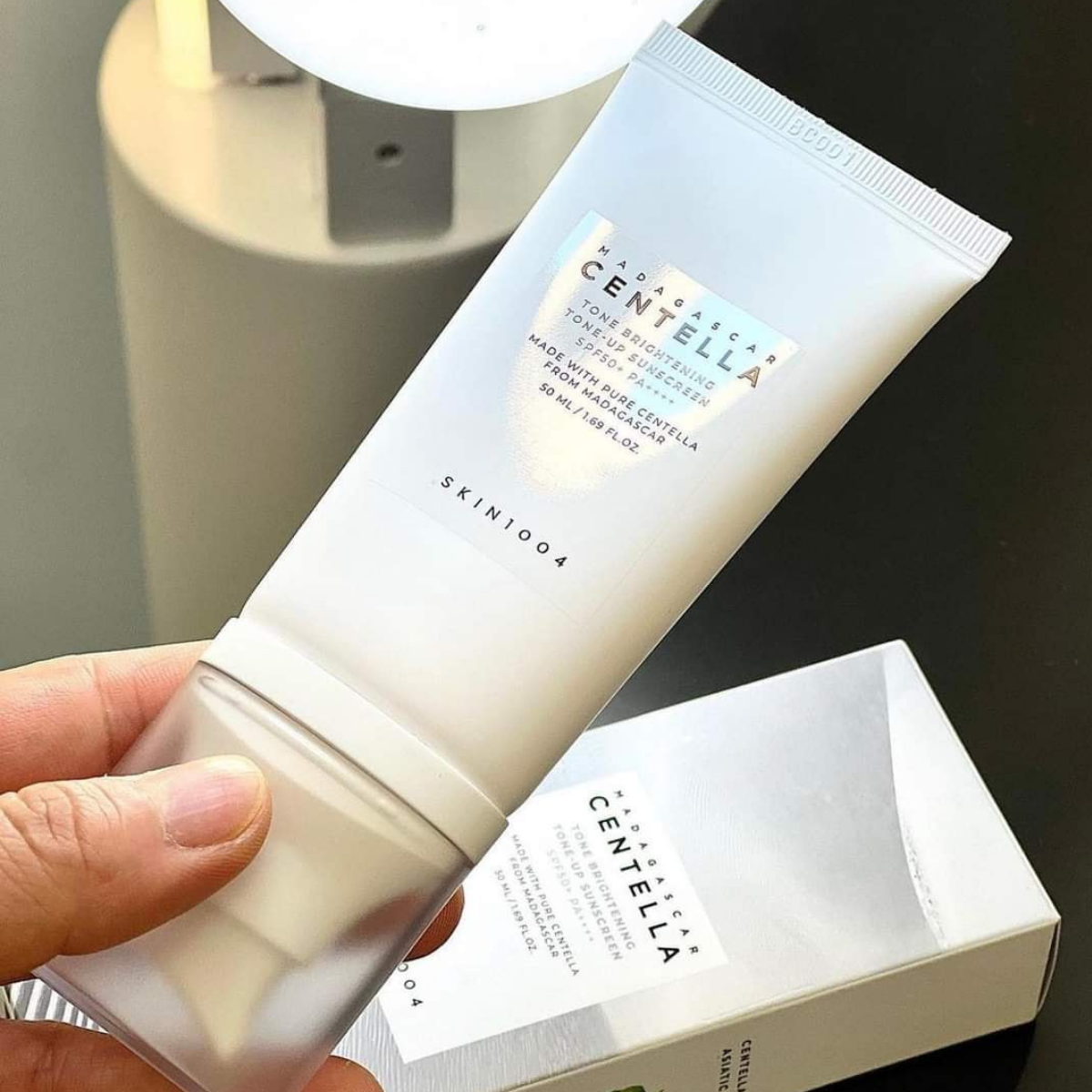  Kem Chống Nắng Nâng Tone, Kiềm Dầu Skin1004 Tone Brightening Tone Up Sunscreen SPF50+ PA++++ 50ml 