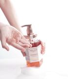  Sữa tắm trắng da cánh hoa hồng Weilaiya Perfume Repair Series 450ml 