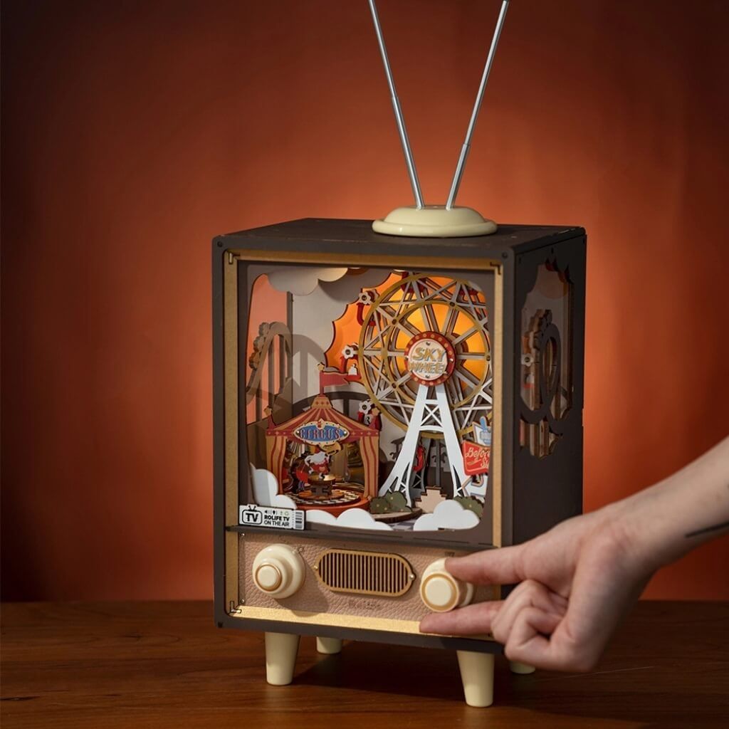 Mô hình gỗ lắp ráp 3D Retro Tivi Lễ Hội Hoàng Hôn Rolife Sunset Carnival AMT01 ROBOTIME