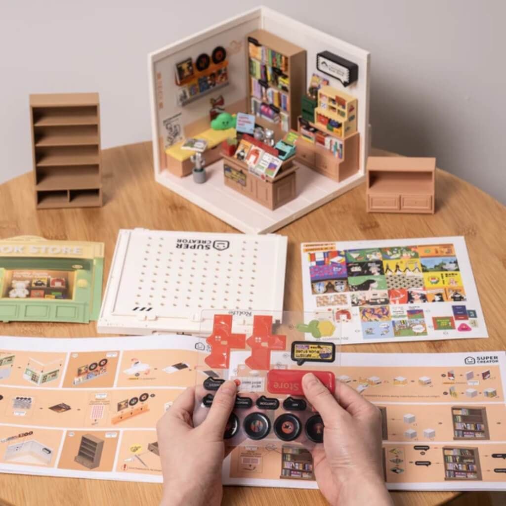 Mô hình lắp ráp nhà nhựa DIY Tiệm Sách Hấp Dẫn Rolife Super Creator Fascinating Book Store DW004 ROBOTIME