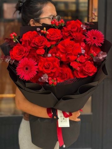 Bó hoa hồng đỏ mix đồng tiền đỏ & berry – tone sang trọng G18
