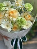 Bó hoa hồng vàng pastel mix cúc tana & cẩm chướng xanh – thanh mát & tinh tế G7