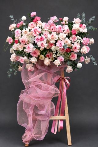 Kệ hoa hồng pastel chúc mừng – ngọt ngào & thanh lịch  G72