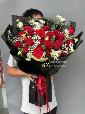 Bó hoa hồng đỏ Ecuador mix baby trắng & eucalyptus – tone đỏ đen sang trọng G23