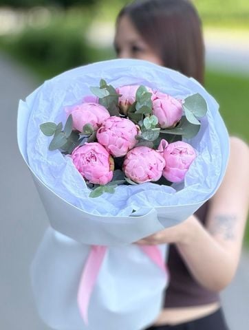 Bó mẫu đơn hồng – trắng tinh khôi (vibe ngoài trời)  G52