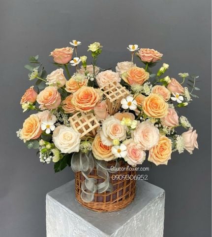 Giỏ hoa hồng dâu đất mix cúc cánh bướm – tone nude thanh lịch G25
