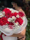 Bó hoa hồng đỏ mix cúc hoạ mi – tone đỏ ngọt ngào G13