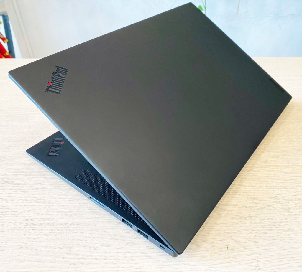 Lenovo ThinkPad P1 Gen 4 Processor: Intel® Core™ i7-11850H | Memory: 16GB |Graphics: NVIDIA T12000 4GB |16