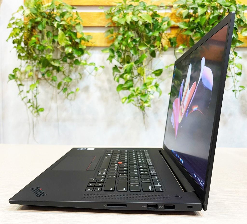 Lenovo Thinkpad Mobile Worktasion P1 Gen 5 | Processor Core i7 12800H/Memory 32GB DDR5 4800MHz/SSD Nvme 512/VGA NVIDIA®RTX™ A3000 (12GB VRAM)|LCD6″ WQUXGA (UHD+) (3840 x 2400) IPS, antiglare, 600 nits, 100% Adobe/ LINEW  Battery 90W| Trọng lượng 1.81kg